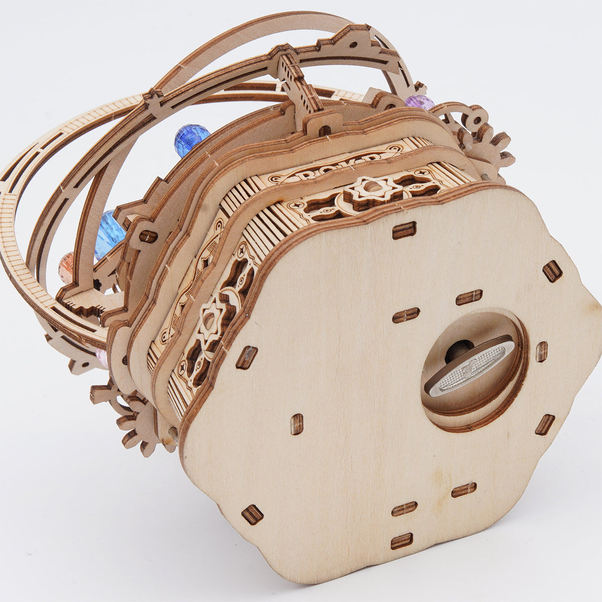 Der kleine Schlüssel an der Unterseite zum Aufziehen des Robotime Starry Night