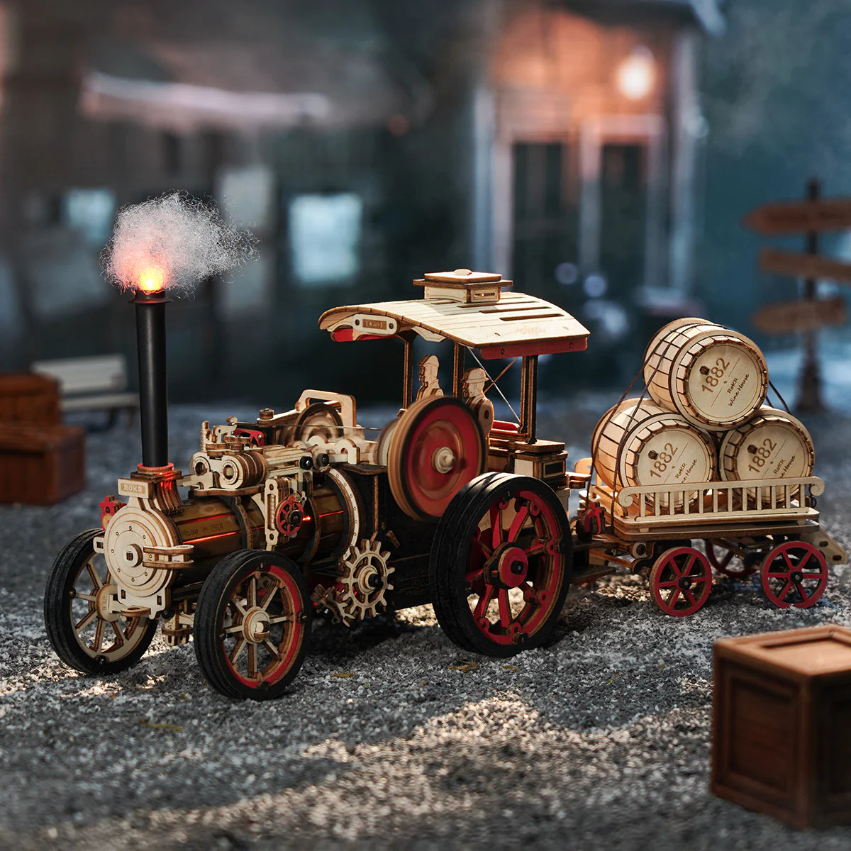 Atmosphärische Präsentation der Robotime Steam Engine, Holzbausatz eines fahrenden Vintage-Dampffahrzeugs mit Anhänger