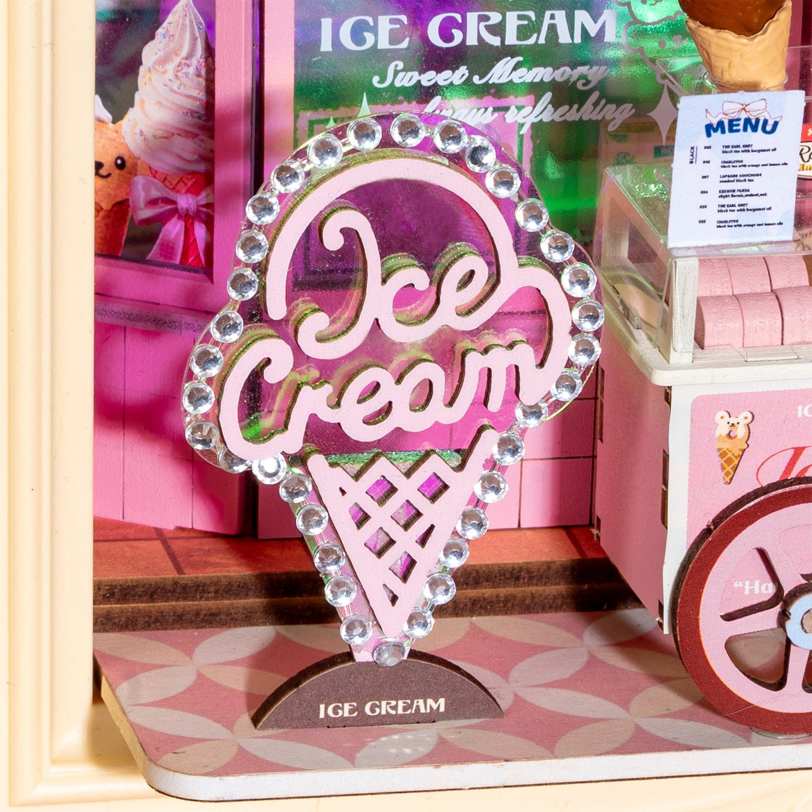 Das Ladenschild für die Eisdiele von Robotime Sweet Scoopery Ice Cream