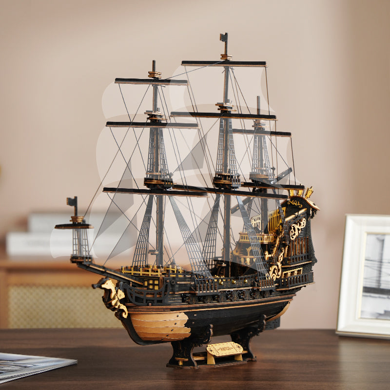 Atmosphärische Präsentation der Robotime Seahorse Barque, schwarzes Segelschiff aus Holz mit goldenen Details