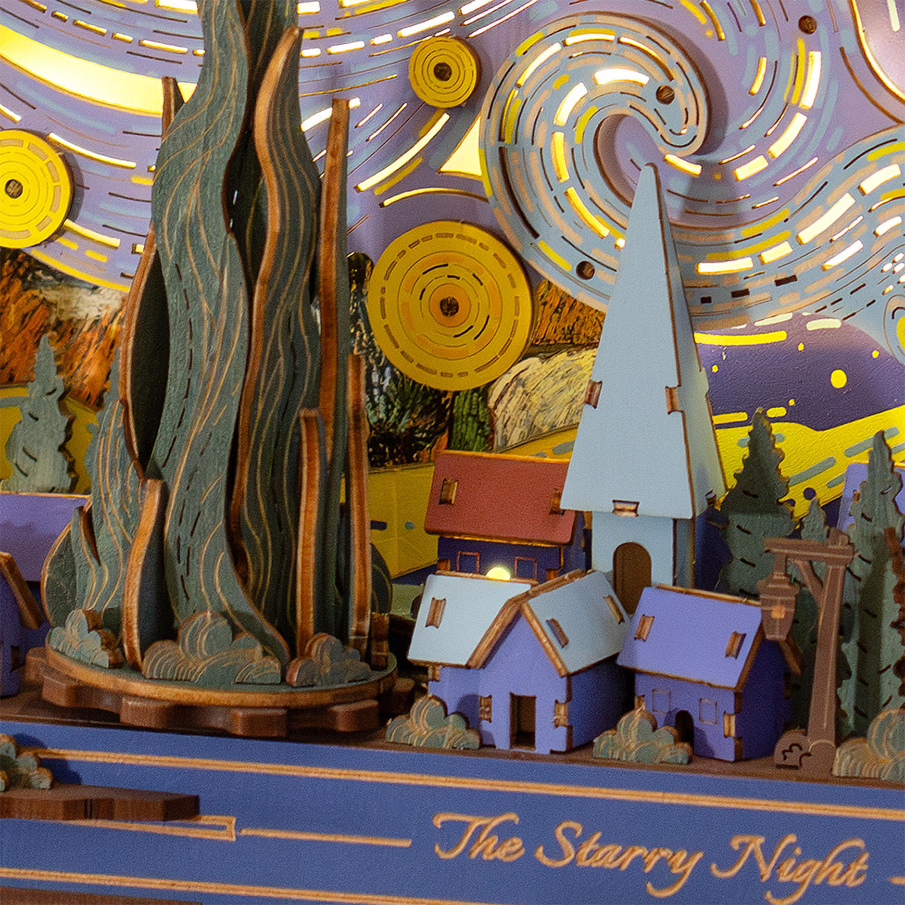 Die flammende Zypresse neben der Kirche im Dorf von Robotime The Starry Night