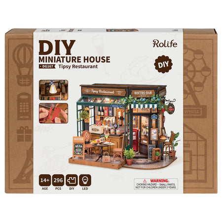 Vorderseite der Verpackung der Robotime Tipsy Restaurant, gemütliches Miniatur-Restaurant im altmodischen Stil