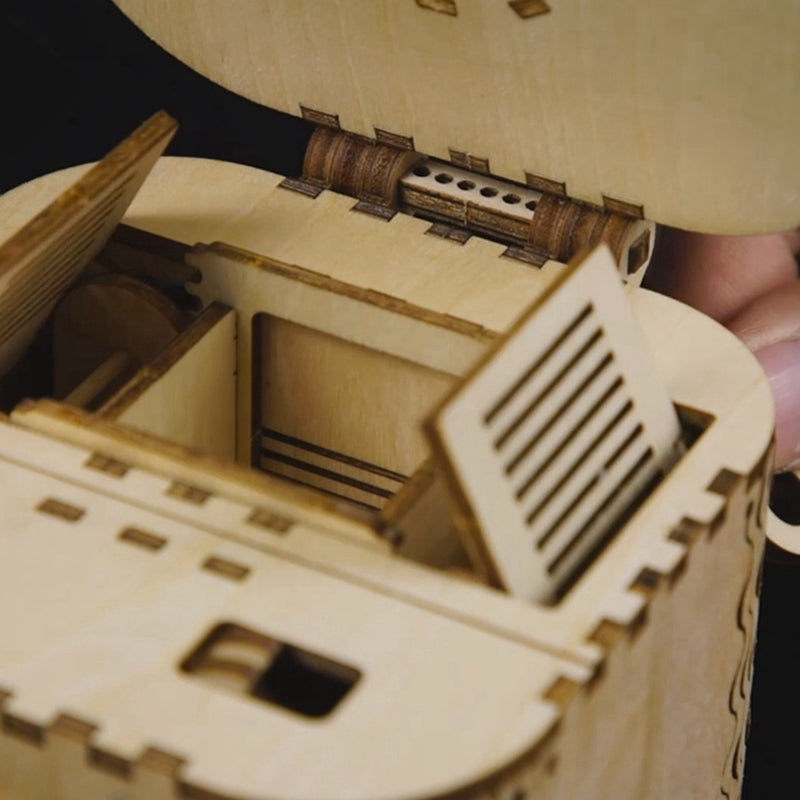 Nahaufnahme des Geheimfachs der Robotime Treasure Box