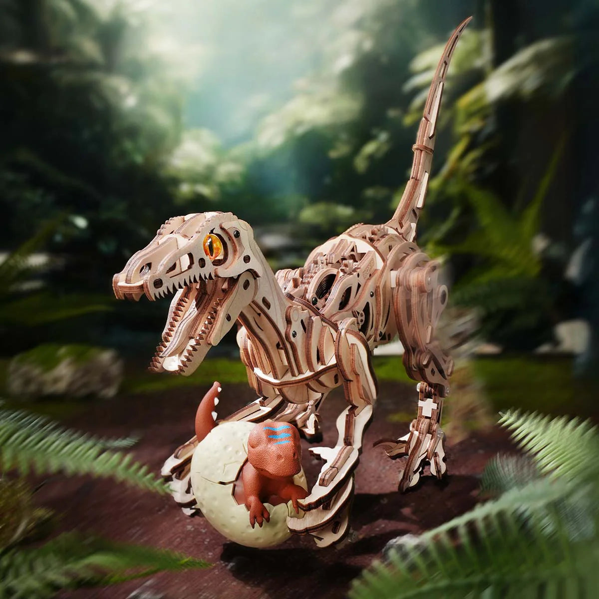 Atmosphärische Präsentation der Robotime Velociraptor, Holzbausatz eines echt laufenden Dinosauriers
