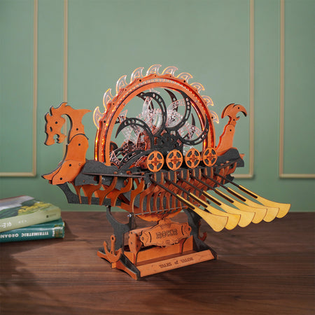 Atmosphärische Präsentation der Robotime Viking Dragon Ship, Holzbausatz eines Wikingerschiffs mit beweglichen Rudern und leuchtendem Rad auf dem Deck