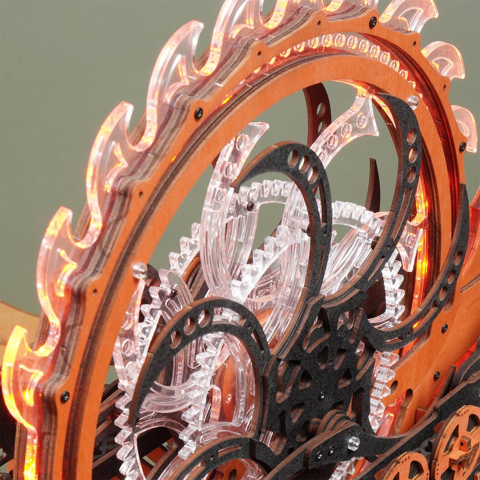 Das drehende, leuchtende Rad auf dem Deck des Robotime Viking Dragon Ship