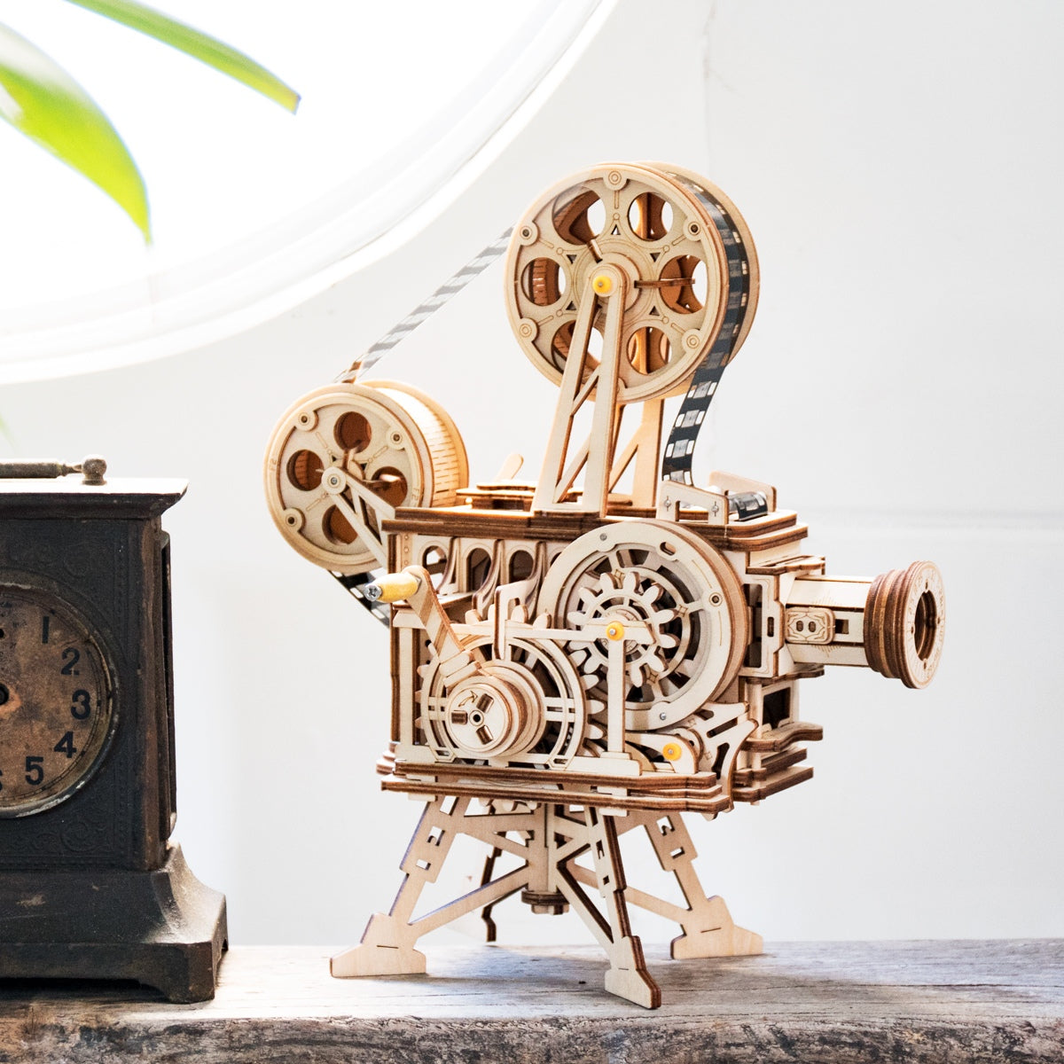 Atmosphärische Präsentation der Robotime Vitascope, Holzbausatz eines funktionierenden Filmprojektors
