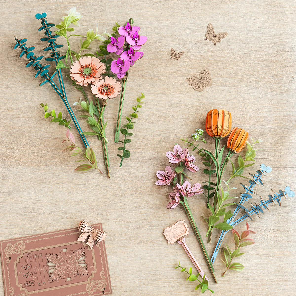 Die Blumen im Robotime Wooden Blooming Book, bereit zum Zusammenbauen