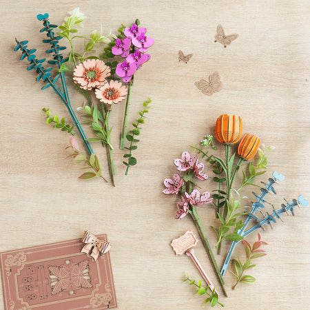 Die Blumen im Robotime Wooden Blooming Book, bereit zum Zusammenbauen