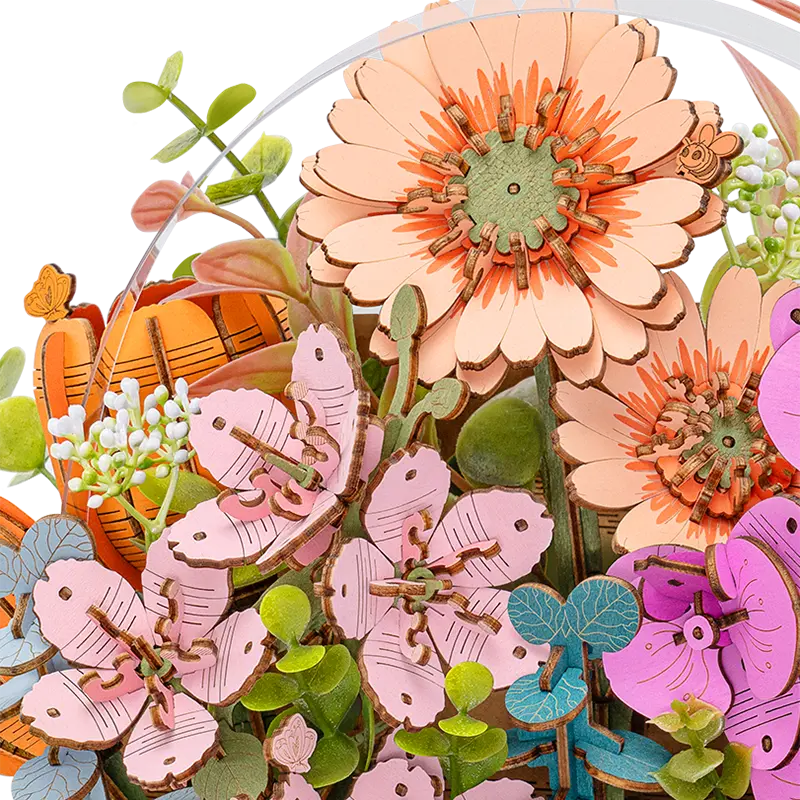 Nahaufnahme der Tulpen, Gerbera, Sakura und Orchideen im Robotime Wooden Blooming Book
