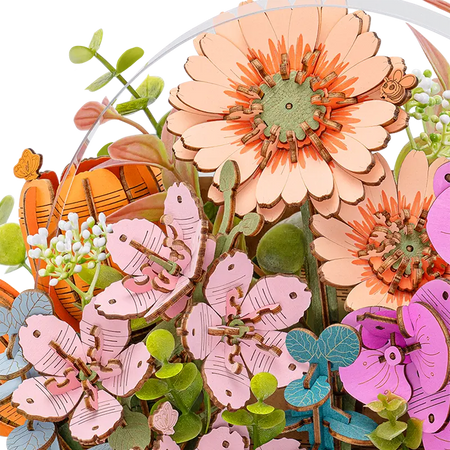 Nahaufnahme der Tulpen, Gerbera, Sakura und Orchideen im Robotime Wooden Blooming Book