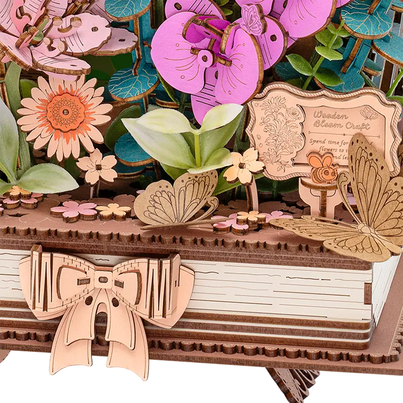 Nahaufnahme des Buches Robotime Wooden Blooming Book