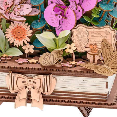 Nahaufnahme des Buches Robotime Wooden Blooming Book