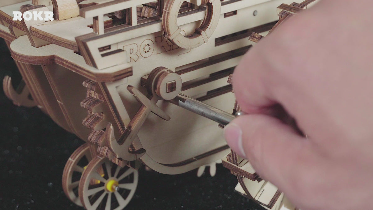 Atmosphärische Videopräsentation der Robotime Air Vehicle, Holzmodellbau eines mechanischen, fahrenden Steampunk-Zeppelins