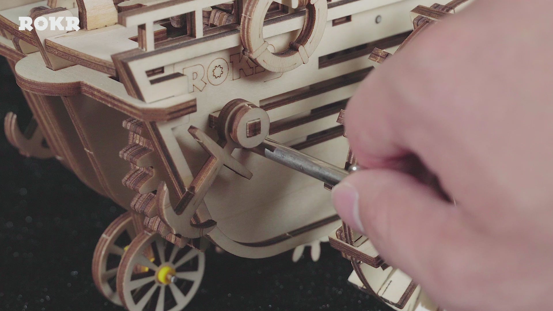 Atmosphärische Videopräsentation der Robotime Air Vehicle, Holzmodellbau eines mechanischen, fahrenden Steampunk-Zeppelins