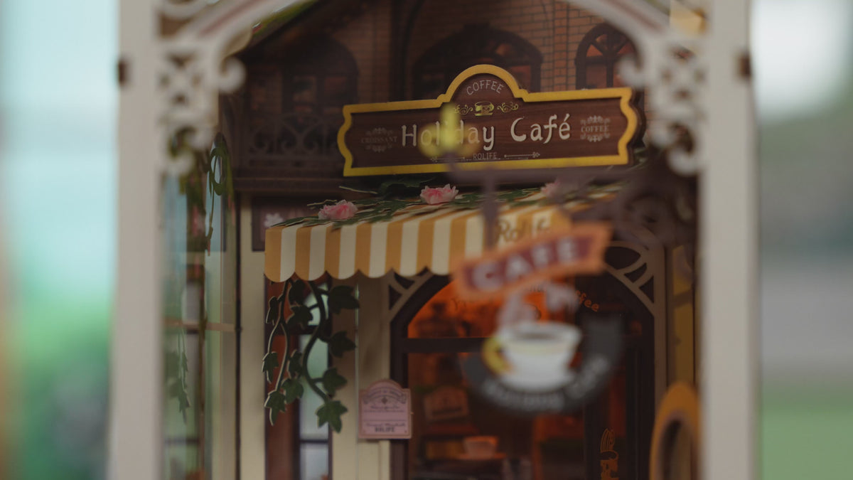 Atmosphärische Videopräsentation der Robotime Holiday Café, Book Nook Holzbausatz für eine Terrasse bei einem überdachten Café