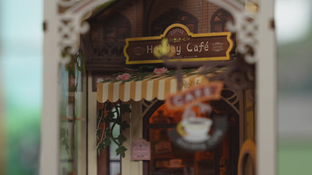 Atmosphärische Videopräsentation der Robotime Holiday Café, Book Nook Holzbausatz für eine Terrasse bei einem überdachten Café