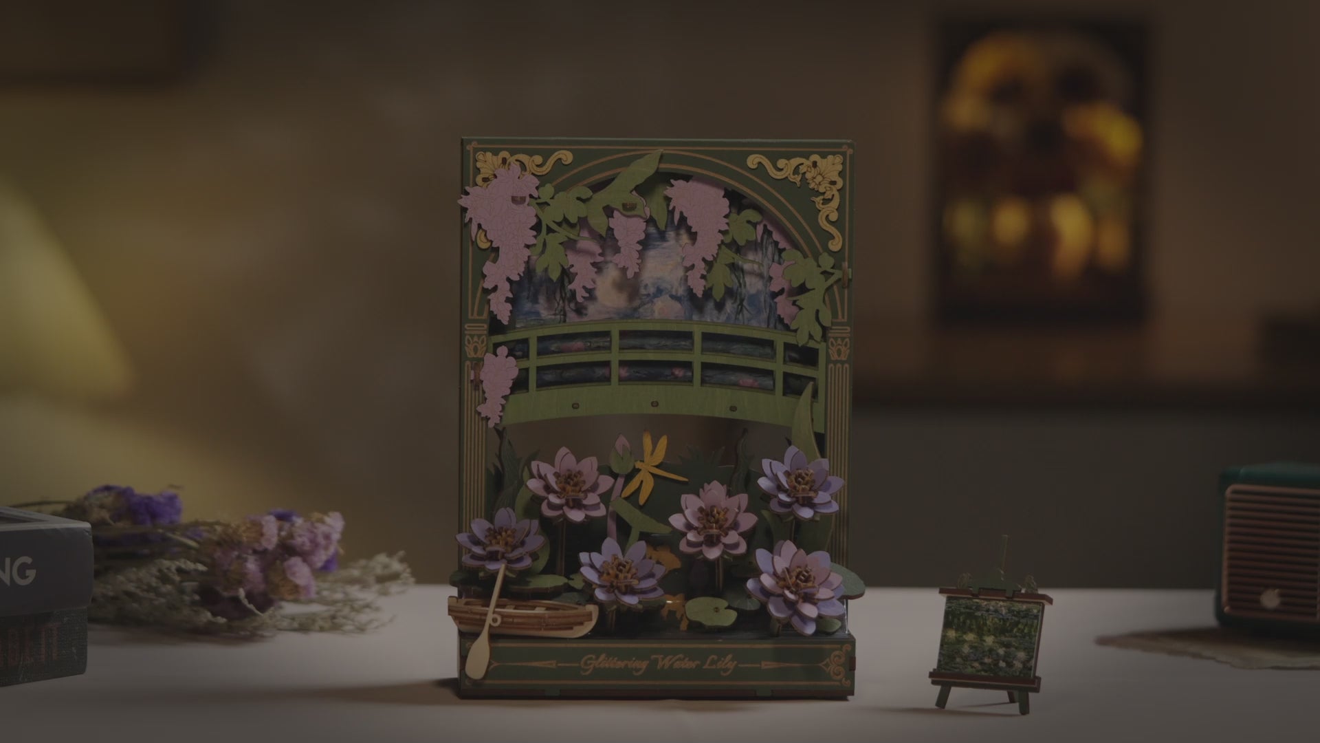 Atmosphärische Videopräsentation der Robotime Glittering Water Lily, Diorama-Bausatz aus Holz von Monets Seerosen