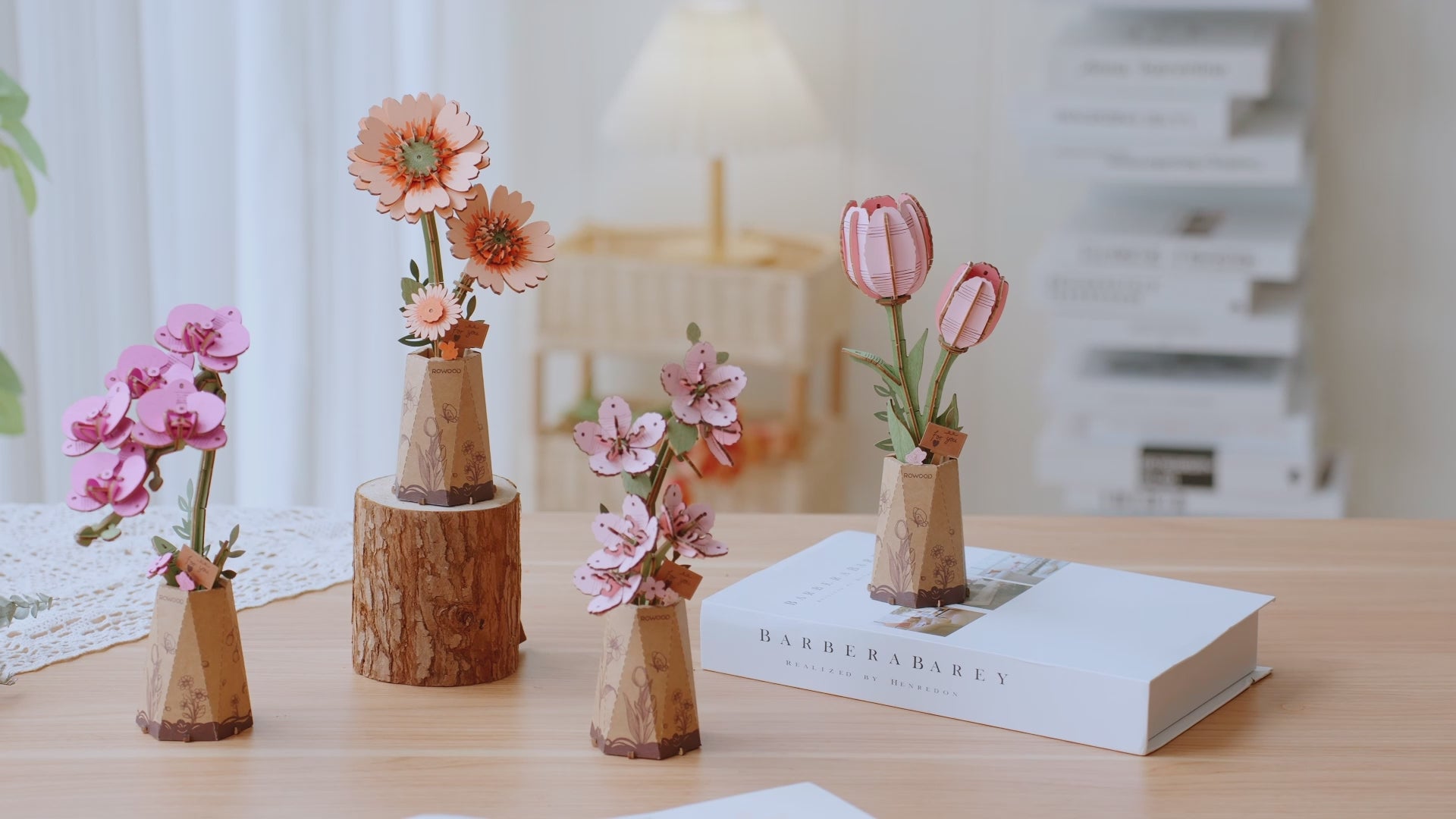 Atmosphärische Videopräsentation der Robotime Light Orange Gerbera, Sakura, Pink Tulip und Purple Moth Orchid