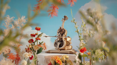 Atmosphärische Videopräsentation der Robotime Magic Cello- Symphony of Gorgeous Dreams, Holzbausatz einer Spieluhr in Form eines beweglichen, farbigen Cellos