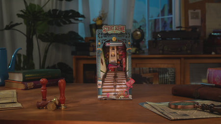 Atmosphärische Videopräsentation der Robotime Street Scene, Book Nook eines Straßenbildes in Perspektive mit einer Treppe im VordergrundStreet Scene, Book Nook eines Straßenbildes in Perspektive mit einer Treppe im Vordergrund