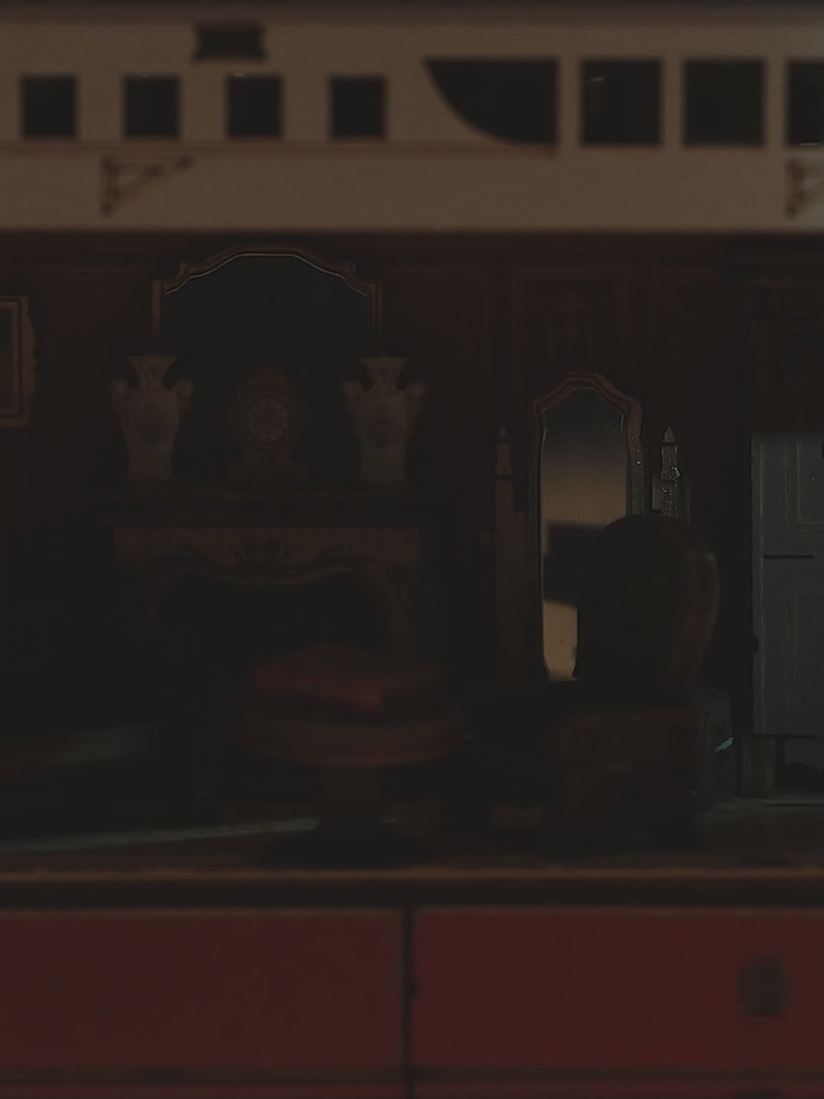 Atmosphärische Videopräsentation der Robotime 1912 - Eternal Atlantic Voyager, Holzmodellbau eines Vintage-Dampfschiffs mit einem Ausschnitt im Rumpf, durch den man Retro-Interieur sehen kann