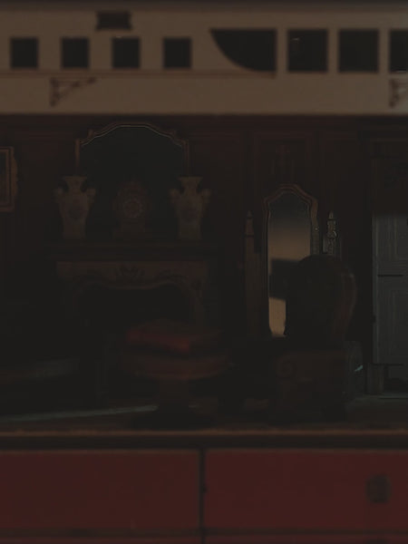 Atmosphärische Videopräsentation der Robotime 1912 - Eternal Atlantic Voyager, Holzmodellbau eines Vintage-Dampfschiffs mit einem Ausschnitt im Rumpf, durch den man Retro-Interieur sehen kann