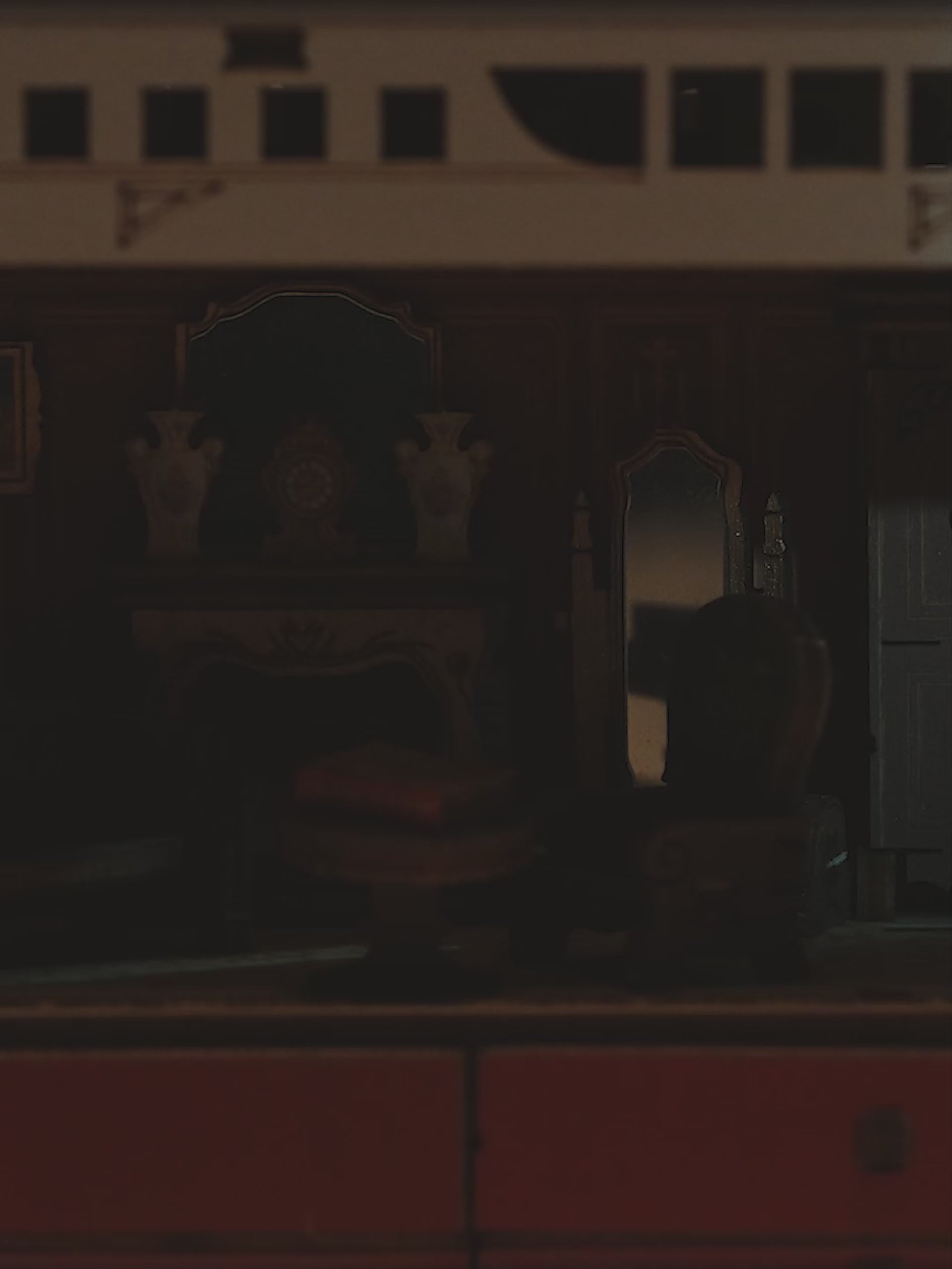 Atmosphärische Videopräsentation der Robotime 1912 - Eternal Atlantic Voyager, Holzmodellbau eines Vintage-Dampfschiffs mit einem Ausschnitt im Rumpf, durch den man Retro-Interieur sehen kann