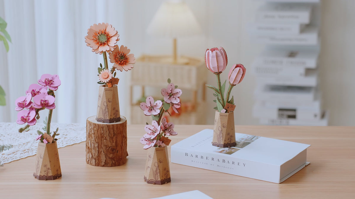 Atmosphärische Videopräsentation der Robotime Sakura, Gerbera, Pink Tulip und Purple Moth Orchid