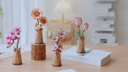 Atmosphärische Videopräsentation der Robotime Sakura, Gerbera, Pink Tulip und Purple Moth Orchid