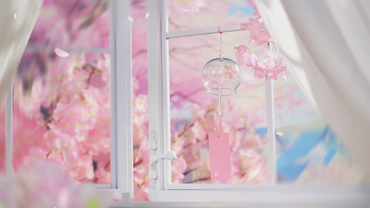Atmosphärische Videopräsentation der Robotime Sakura Dreamy Tour, Holzbausatz eines Fernsehgeräts mit einer herumfahrenden Straßenbahn