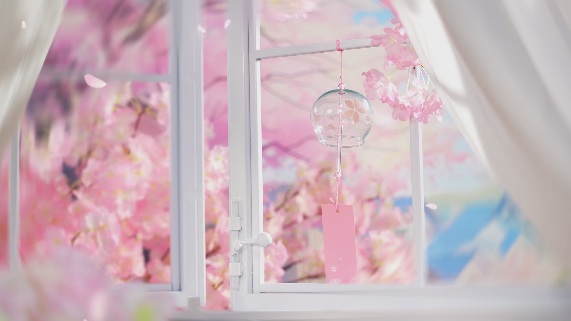 Atmosphärische Videopräsentation der Robotime Sakura Dreamy Tour, Holzbausatz eines Fernsehgeräts mit einer herumfahrenden Straßenbahn